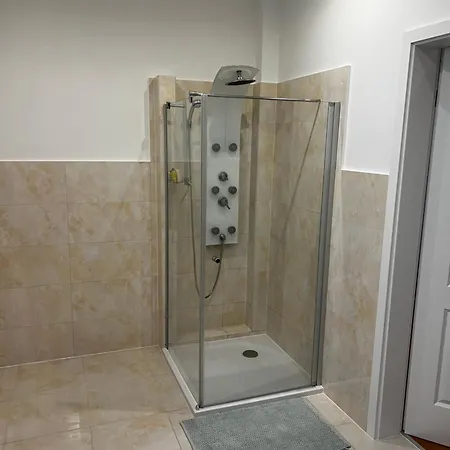 Luise Mit 4-zimmer, Balkon, 127qm דירה Görlitz