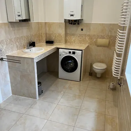 Luise Mit 4-zimmer, Balkon, 127qm דירה